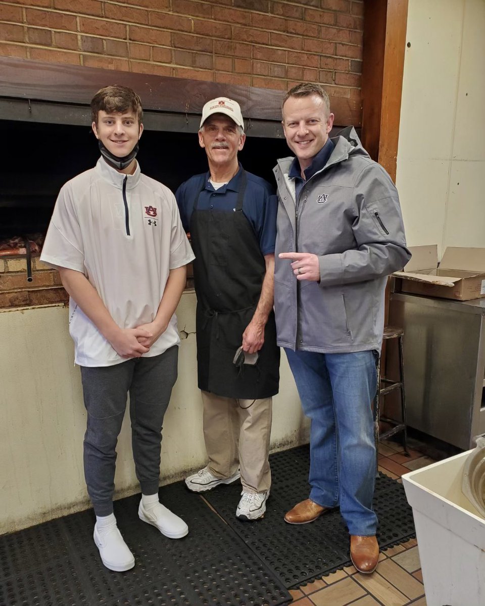 Found one of the best spots in Auburn for conversation (and breakfast) <a href="/ByronsBBQ/">Byron's Smokehouse</a> 🍗🥞 

Can’t beat the quality of life and the great people in Auburn! Thank you Glen Gulledge!

#Culture 🐅 | #WarEagle 🦅