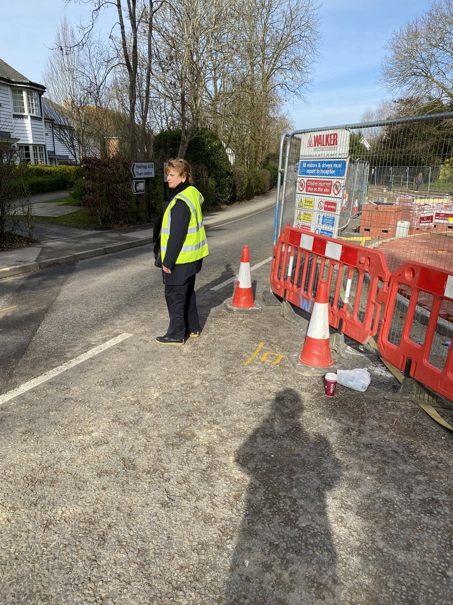 Traffic lights red in both directions on A28/ BeaconOak road Tenterden. Local volunteers trying to keep things going until help arrives #kmfmnews