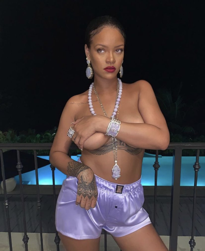 tracklist's tweet photo. A lenda Rihanna está completando 33 aninhos de idade no dia de hoje! #HappyBirthdayRihanna 

Qual é a sua música favorita dela? https://t.co/WMCOIIlcA4