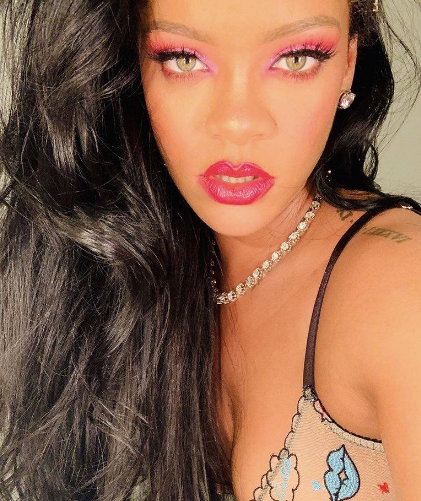 tracklist's tweet photo. A lenda Rihanna está completando 33 aninhos de idade no dia de hoje! #HappyBirthdayRihanna 

Qual é a sua música favorita dela? https://t.co/WMCOIIlcA4