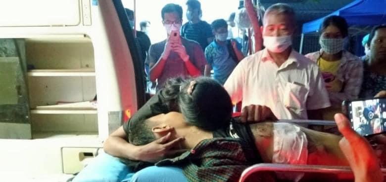 Chit_Hsu_Swe's tweet photo. A social worker who came to rescue the injured people was hit by a sniper from #myanmarmilitarycoup. He died because a sniper hit his head.
#Mandalay https://t.co/vtFSxy1g2e