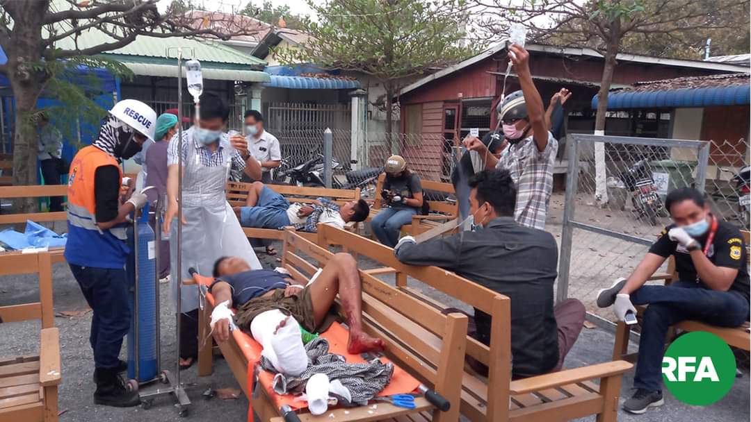 MPoekg's tweet photo. @Ronan_Lee @ChoMiKhine2 #WhatsHappeningInMyanmar
At least seven people were killed and 50 were injured as police and soldiers used live ammunition while attacking peaceful protesters near a shipyard in Mandalay on Saturday afternoon. 
#SaveMyanmar
#Feb20Coup
#InMandalay https://t.co/eGG3M4Ojwu https://t.co/0Db74gxkLr