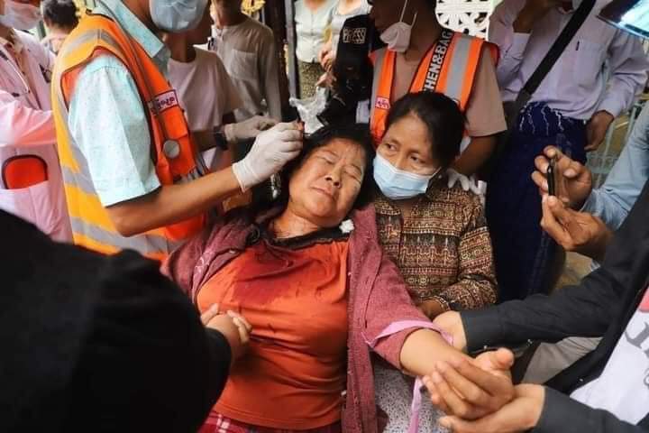 7 dead 17 people are worried 35 people were injured The skull blossoms.Twenty-one people have been shot dead in Mandalay and two have been killed.Medical covers are not accessible to patients.The patient was picked up with a sniper  #WhatsHappeningInMyanmar 
#Feb20Coup 
#Mandalay