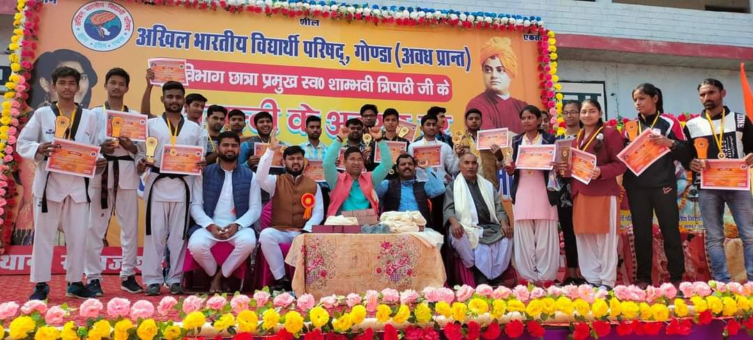 Abvp4Awadh's tweet photo. अखिल भारतीय विद्यार्थी परिषद गोंडा के द्वारा "शाम्भवी स्मृति प्रतिभा  सम्मान समारोह" का आयोजन किया गया। प्रतिभा सम्मान समारोह में  मुख्य अतिथि के रूप में पूर्वी उत्तर प्रदेश के क्षेत्रीय संगठन मंत्री आदरणीय @Ramesh_Gariya जी की उपस्थिति रही । https://t.co/ON0Mn1h30P
