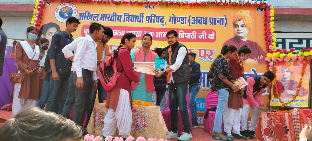 Abvp4Awadh's tweet photo. अखिल भारतीय विद्यार्थी परिषद गोंडा के द्वारा "शाम्भवी स्मृति प्रतिभा  सम्मान समारोह" का आयोजन किया गया। प्रतिभा सम्मान समारोह में  मुख्य अतिथि के रूप में पूर्वी उत्तर प्रदेश के क्षेत्रीय संगठन मंत्री आदरणीय @Ramesh_Gariya जी की उपस्थिति रही । https://t.co/ON0Mn1h30P
