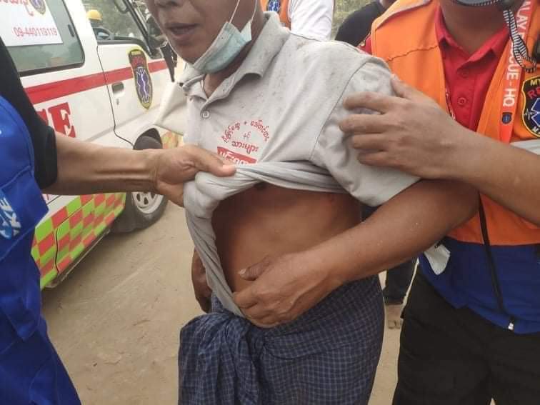 Cold19's tweet photo. Police still firing at Mandalay Yadanarbon Harbour Demo crack-down &amp; it’s more like a war though unarmed civilians only had to do nothing rather than running away. More than 10 were shot. One, shot on head, is in emergency stage.
SUPPORT CRPH
#Feb20Coup
#WhatsHappeningInMyanmar https://t.co/QEwhlzgZAS
