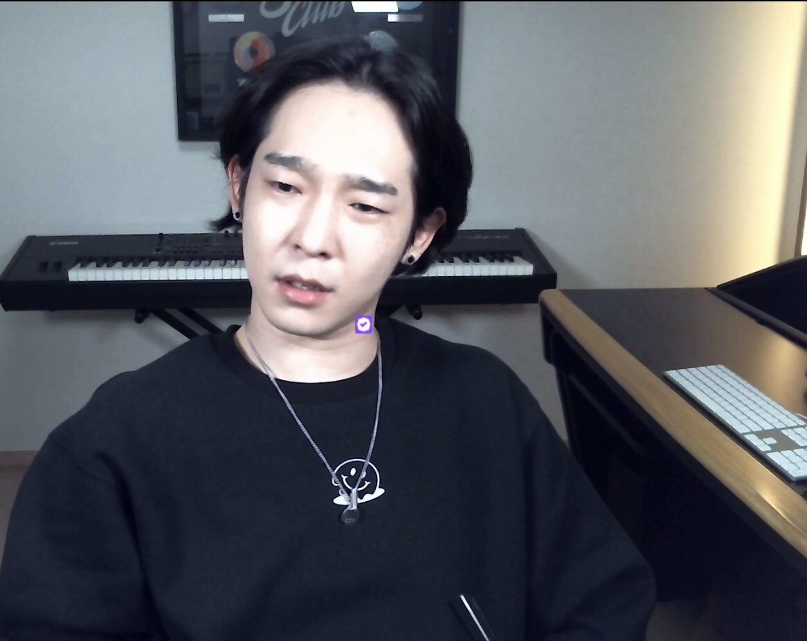 WINNERsWardrobe's tweet photo. Twitch live - TAEHYUN
Baby Smileball Sweatshirt by Bowool 
📸: my own screencap 

#namtaehyun #taehyun #southclub #bowool #sweatshirt #fashion #mensfashion #twitch https://t.co/ZM8O38dPPR