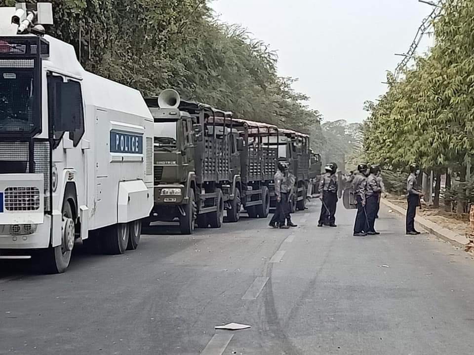 kothanpt's tweet photo. At Yadanarpon Harbour 42 road of Mandalay, Police aggresively crack-down on demo by firing 15 bullet and make 1 hurt at leg and other one was hit to head on feb 20. Police are committing crime against humanity under Junta
SUPPORT CRPH
#Feb20Coup
#WhatsHappeningInMyanmar https://t.co/QHquqQWSor