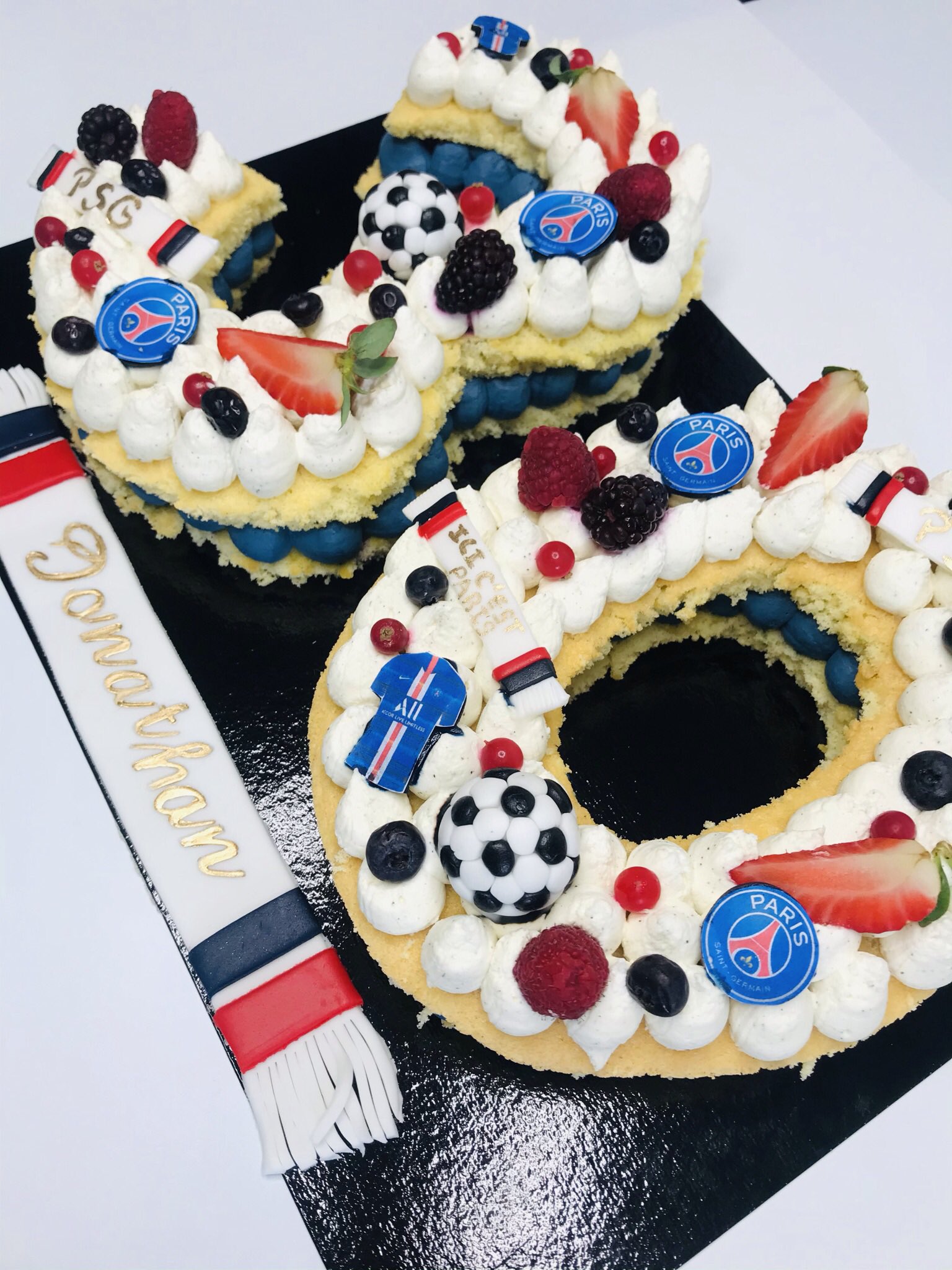 Naaniy Food Number Cake Psg D Une Genoise Vanille D Une Chantilly A La Vanille D Un Insert Fruits Rouges Ballons De Foot En Pate A Sucre Naaniy Food Number Cake Psg D Une Genoise Vanille D Une Chantilly A La Vanille D Un Insert Fruits Rouges Ballons De Foot En Pate A Sucre