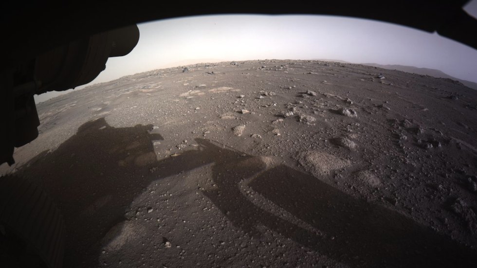 torquenewsauto's tweet photo. NASA posts first color image from Mars rove. #MarsRover #NASA #Mars #MarsImage https://t.co/azFmhhHqUv
