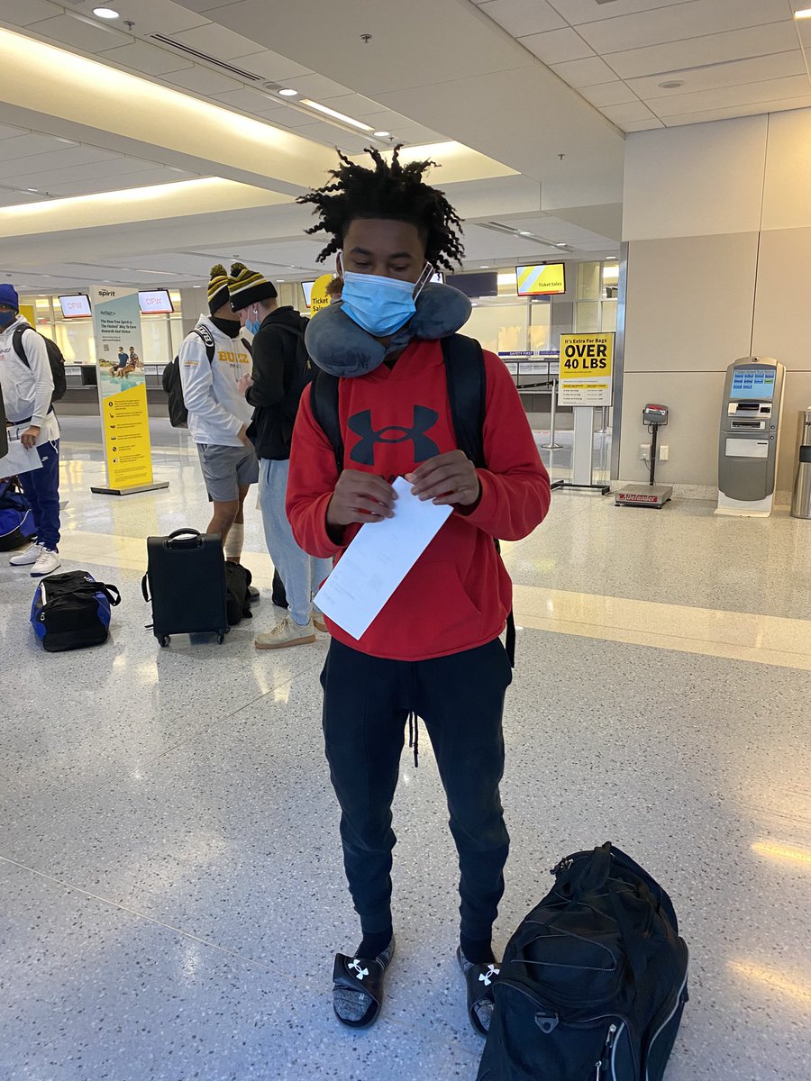boysmom_x3's tweet photo. Praying for traveling grace for my baby and his teammates🙏🏾 #TrueBuzz #headedtoPhoenix #7on7 🐝 https://t.co/3a2p3QKYhP