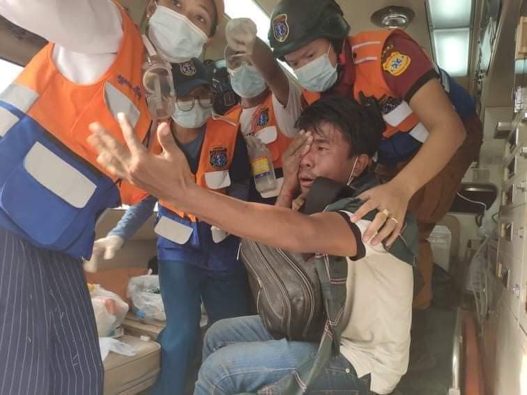 kothanpt's tweet photo. Police still firing at Mandalay Yadanarbon Harbour Demo crack-down &amp; it’s more like a war though unarmed civilians only had to do nothing rather than running away. More than 10 were shot. One, shot on head, is in emergency stage. 
#Feb20Coup
#WhatsHappeningInMyanmar https://t.co/kJ6BDrpKBQ