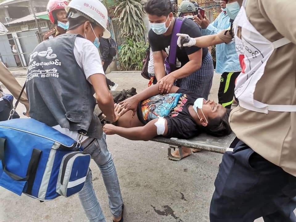 kothanpt's tweet photo. Police still firing at Mandalay Yadanarbon Harbour Demo crack-down &amp; it’s more like a war though unarmed civilians only had to do nothing rather than running away. More than 10 were shot. One, shot on head, is in emergency stage. 
#Feb20Coup
#WhatsHappeningInMyanmar https://t.co/kJ6BDrpKBQ