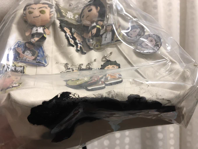 昔作った痛バに墨汁入れてたらなんか漏れてて大惨事になってた…萎え… 