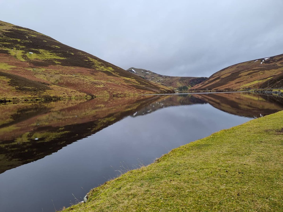 Jools_D79's tweet photo. The Pentland Hills were looking amazing today. A great 11 mile hike this morning and back before lunchtime. #avoidthecrowds #thepentlands #pentlands #goexplore #staylocal #reflections https://t.co/PH5thXobbP