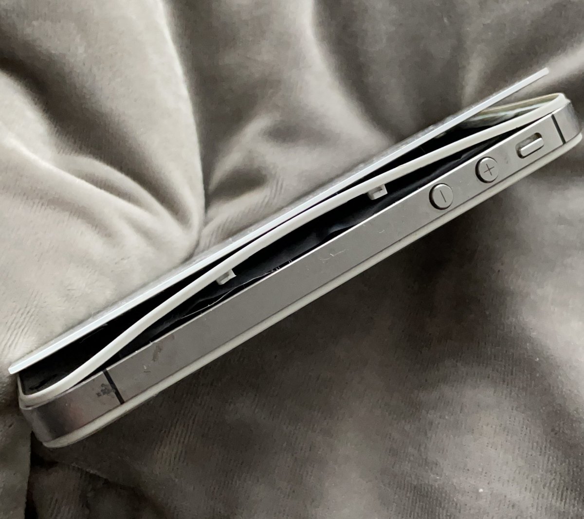 FreemanSian's tweet photo. Don’t think this  iPhone 4 is up to being our back up phone any longer https://t.co/2JBbg2W6A7