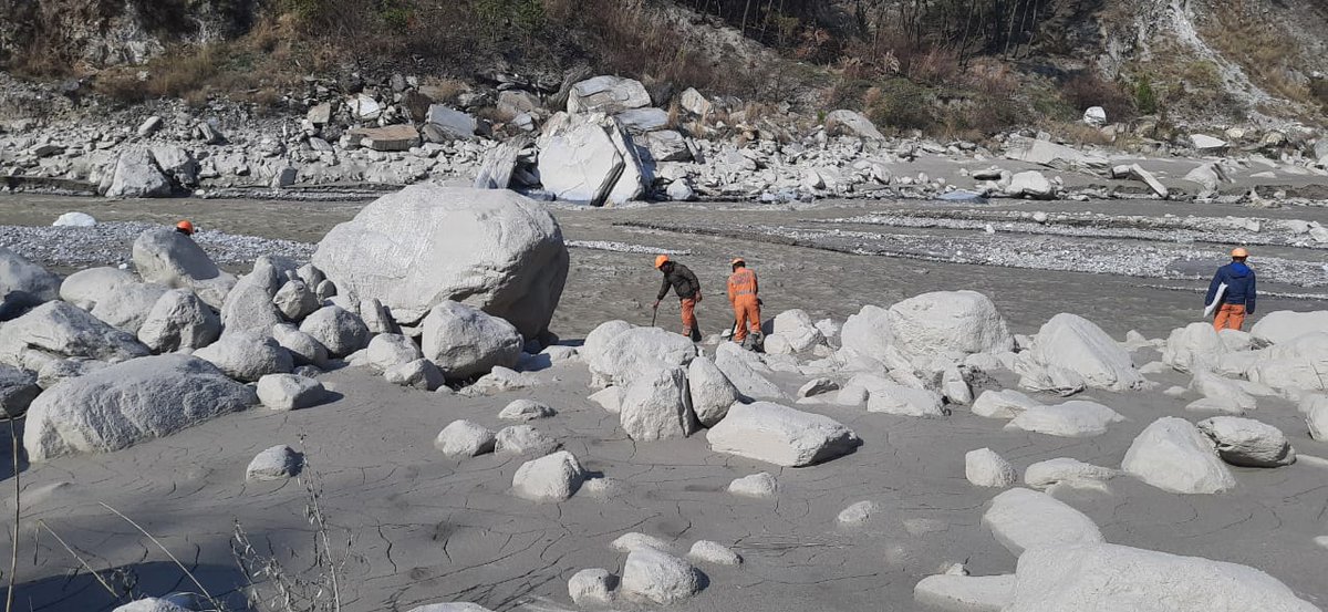 Search & Rescue operation continue from 7th feb at Raini incident site, Tapovan Tunnel & Dhauli Ganga, Rishi Ganga river site by @8Ndrf  teams... 
#आपदासेवासदैव
#UttarakhandGlacierBurst 
#TapovanTunnel
@8Ndrf 
@PKTiwary14 
@NDRFHQ 
@DmChamoli