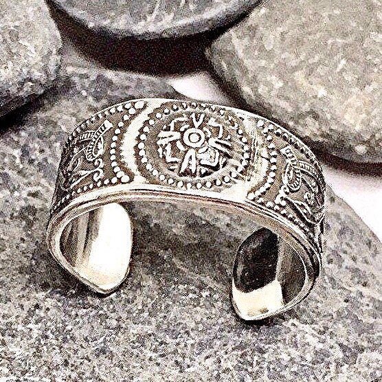 KimPatt1968's tweet photo. Excited to share this item from my #etsy shop: #silvertoering #celtictoering #adjustabletoering https://t.co/HpV9ZNLEcA https://t.co/kllKJGsD2O