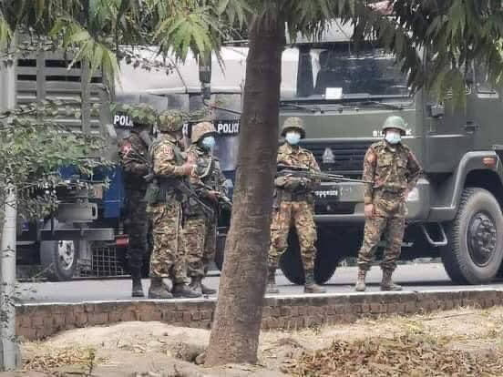 KalayPont's tweet photo. Myanmar Army and Police killing Myanmar Citizens .
#Feb20Coup 
#WhatHappeningInMyanmar https://t.co/nzAVSUIPjd