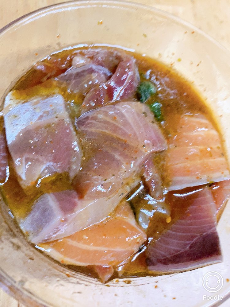 白黒りんは強く生きたい 昼間撮り忘れた鯛の昆布締め塩麹和えと 余ったお刺身で作った即席和風マリネ 味ポン ごま油 柚子入り七味 きざみ青じそ 鯛の変わった食べ方に柚子胡椒が美味しいと書いてあったのでそのままでもコレ美味しいのだけど後で柚子