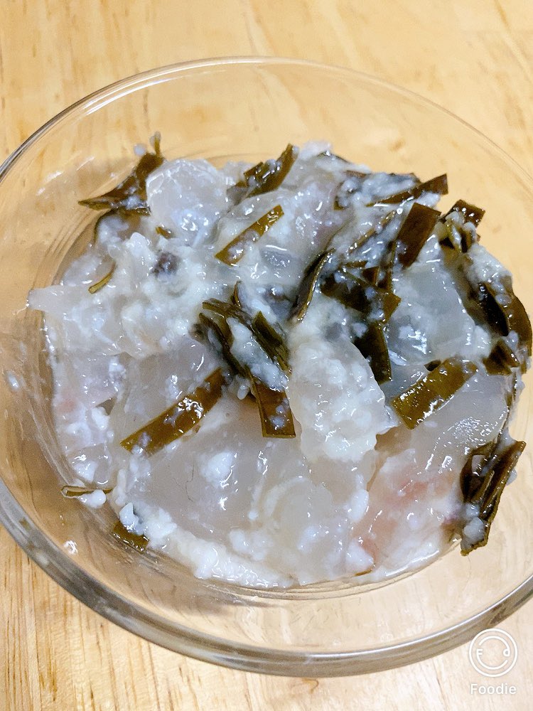 白黒りんは強く生きたい 昼間撮り忘れた鯛の昆布締め塩麹和えと 余ったお刺身で作った即席和風マリネ 味ポン ごま油 柚子入り七味 きざみ青じそ 鯛の変わった食べ方に柚子胡椒が美味しいと書いてあったのでそのままでもコレ美味しいのだけど後で柚子