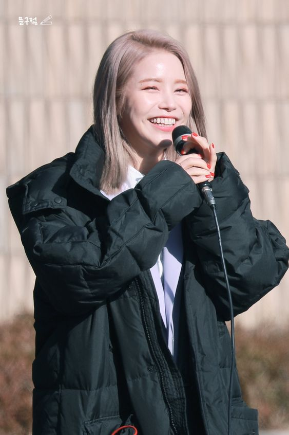 youniverse_22's tweet photo. To the woman
#BrightestSolarDay
who has the prettiest and warmest smile..
#햇살같은_용선아_생일축하헤헿
Solar-unnie, Happy Birthday! 🎂🎁😘
#마마무 #솔라 
You are our greatest gift 🎀
#MAMAMOO #SOLAR 
@RBW_MAMAMOO https://t.co/zhcUyDwDZP