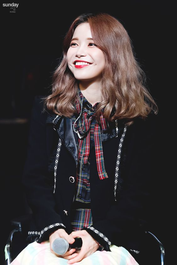 youniverse_22's tweet photo. To the woman
#BrightestSolarDay
who has the prettiest and warmest smile..
#햇살같은_용선아_생일축하헤헿
Solar-unnie, Happy Birthday! 🎂🎁😘
#마마무 #솔라 
You are our greatest gift 🎀
#MAMAMOO #SOLAR 
@RBW_MAMAMOO https://t.co/zhcUyDwDZP