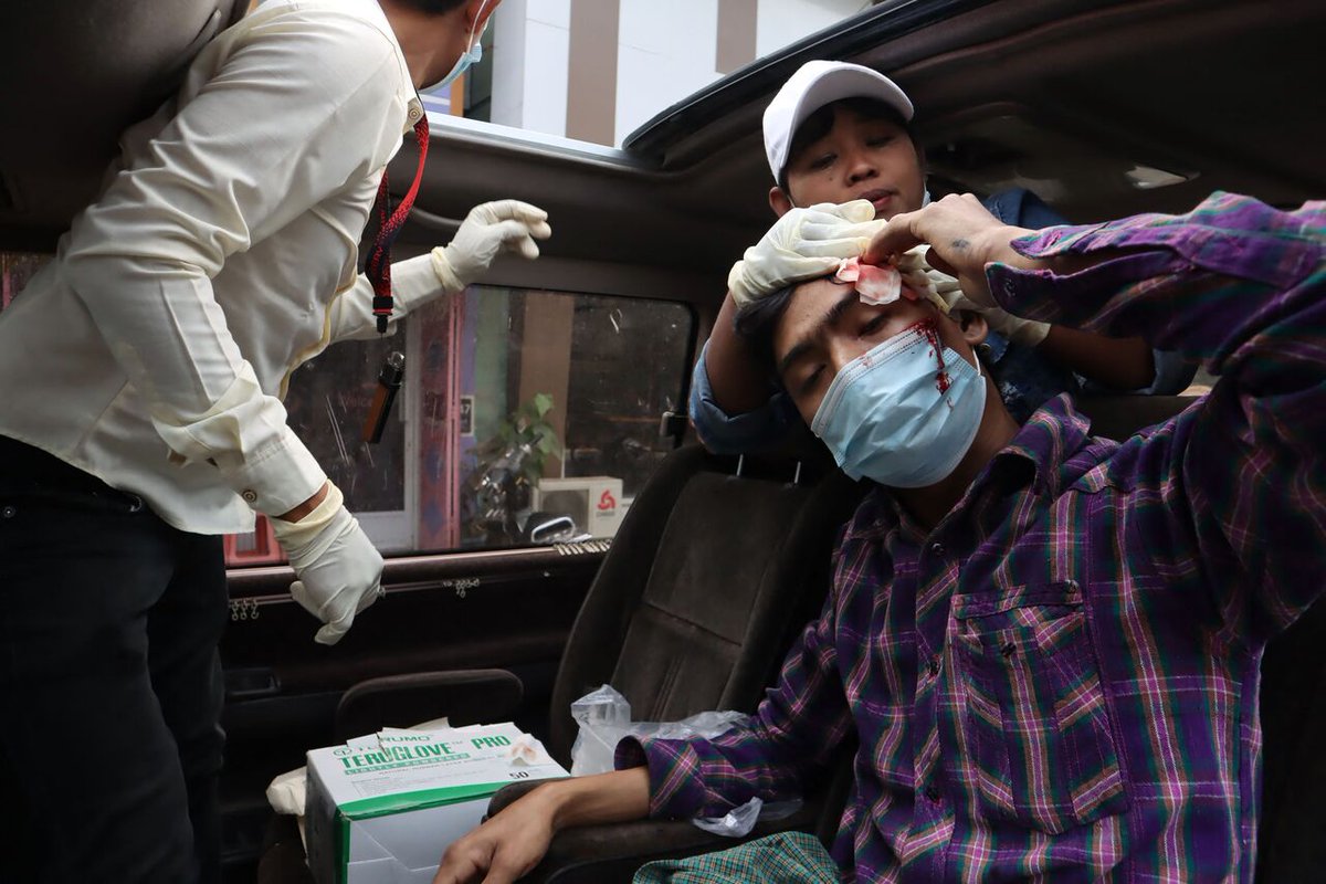 Scenes today from Mandalay where Myanmar police used lethal force against protesters, killing 2 and wounding 40+. Is force the best that the generals in the military junta can come up with to defend their coup? trib.al/1sOOq4C
