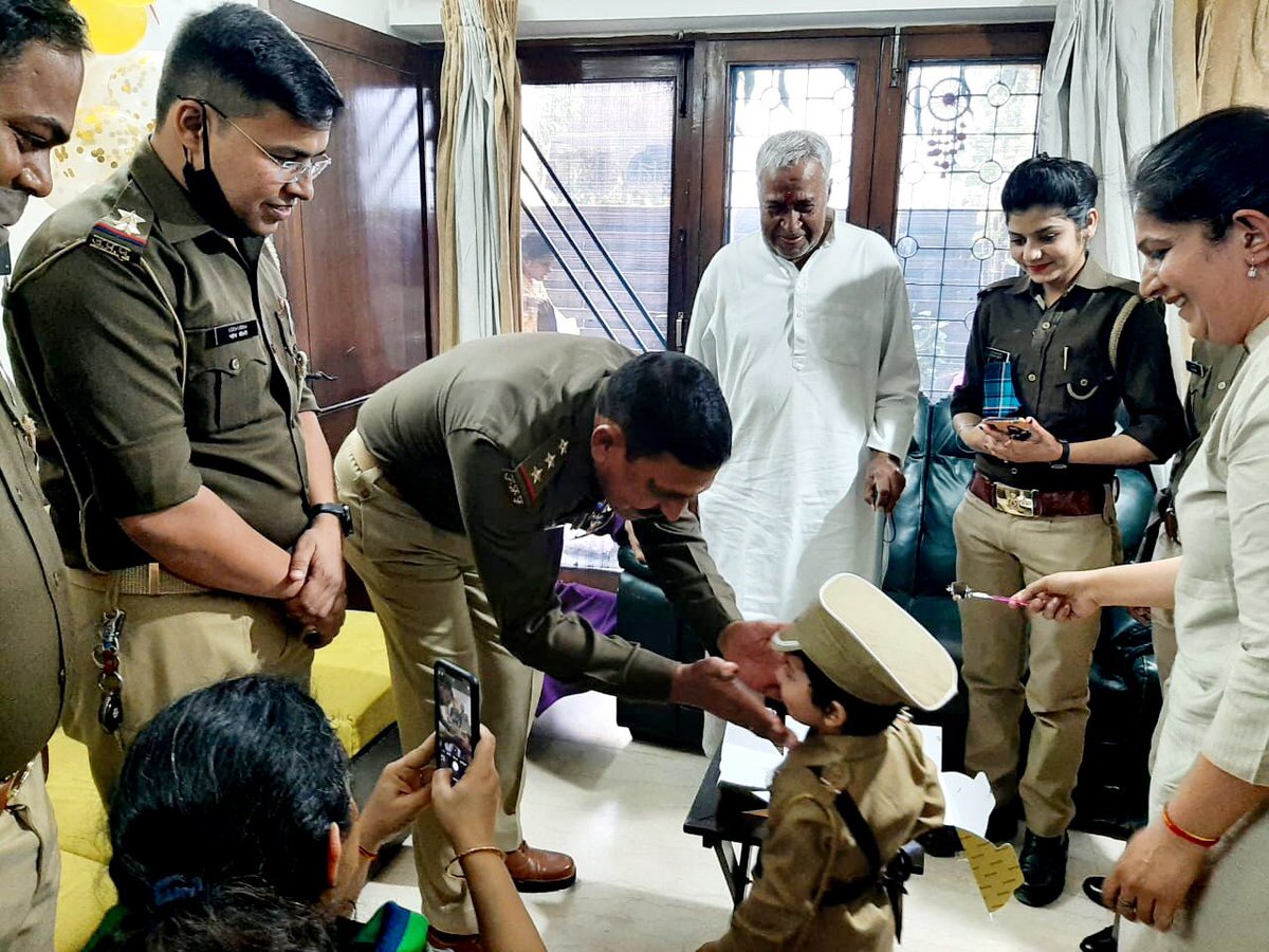 A great gesture by <a href="/noidapolice/">POLICE COMMISSIONERATE GAUTAM BUDDH NAGAR</a>. They visited my friend’s house to wish his 3-year old son on his birthday. The little one is a big fan of the police. The humane face of policing! <a href="/alok24/">Alok singh</a> <a href="/noidapolice/">POLICE COMMISSIONERATE GAUTAM BUDDH NAGAR</a> @ranvija