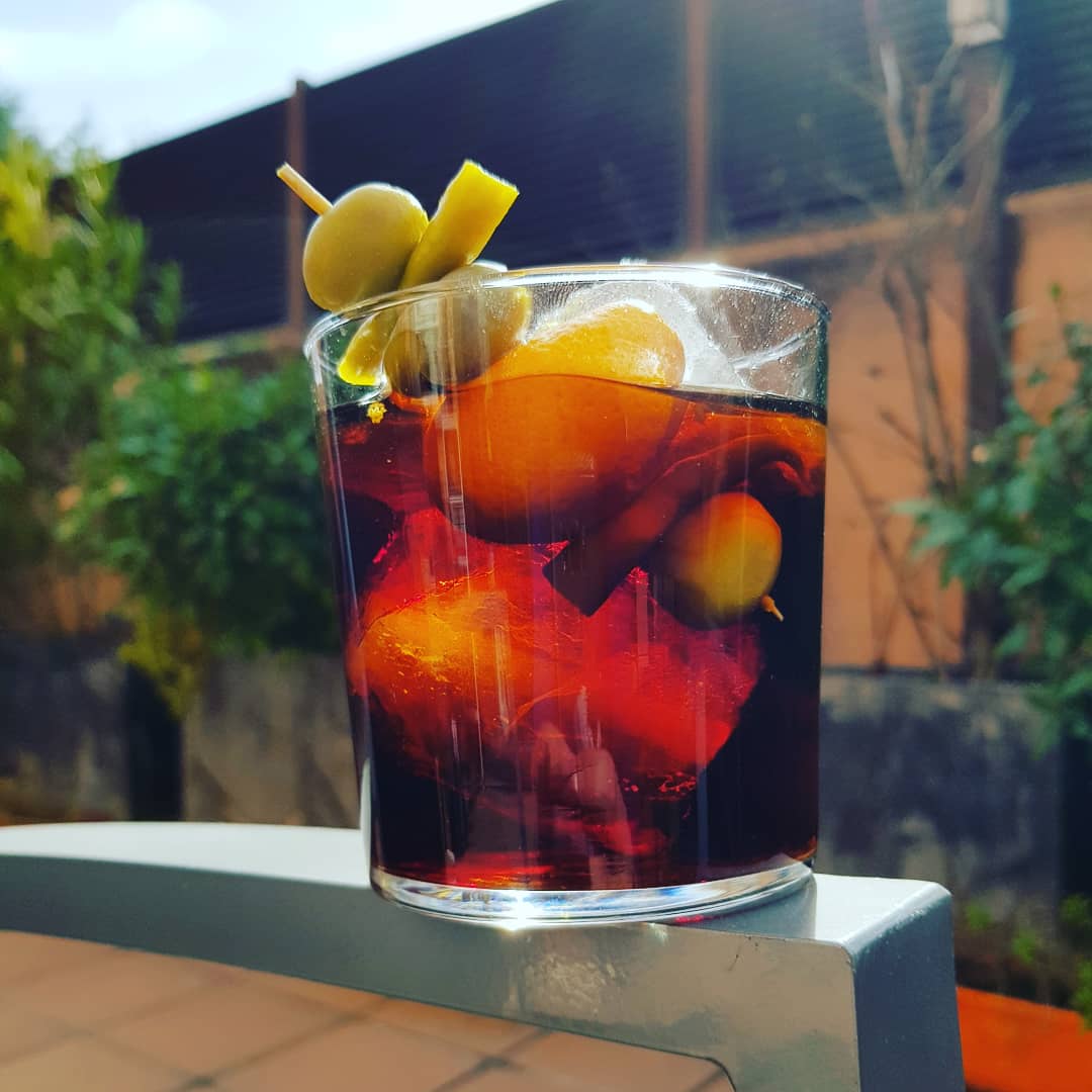 FERNANDOSYRAH's tweet photo. Combinación de 2 excelentes #vermú como @Astobizawine y @cornicabra10 , con maceración en #manodeBuda , #angostura , uva congelada y gajo congelado de naranja, para rematar con #gilda de #kumquat 

#fernandosyrah #VinoGastronomiayViajes #coctelería 
https://t.co/NySmOqe9Vz https://t.co/BxHZuGOttU