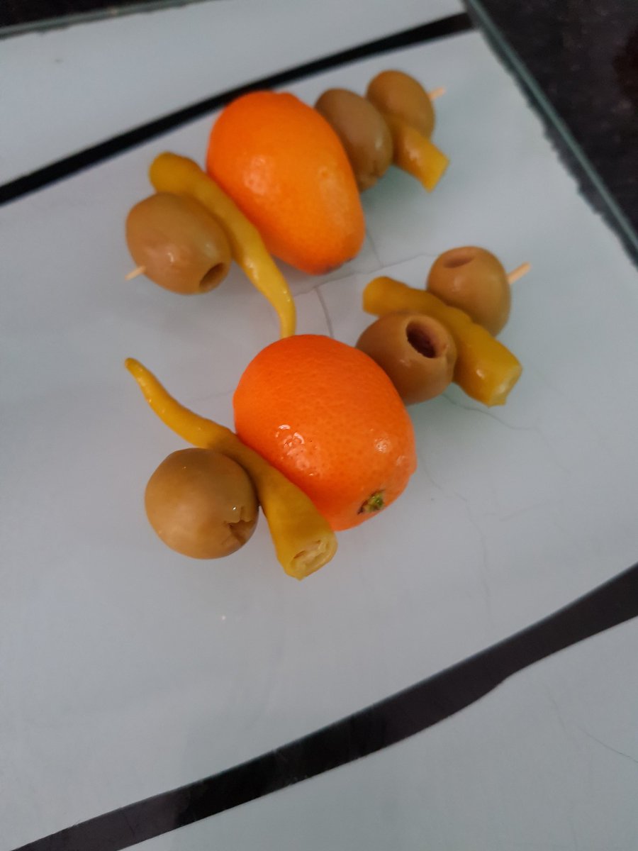 FERNANDOSYRAH's tweet photo. Combinación de 2 excelentes #vermú como @Astobizawine y @cornicabra10 , con maceración en #manodeBuda , #angostura , uva congelada y gajo congelado de naranja, para rematar con #gilda de #kumquat 

#fernandosyrah #VinoGastronomiayViajes #coctelería 
https://t.co/NySmOqe9Vz https://t.co/BxHZuGOttU