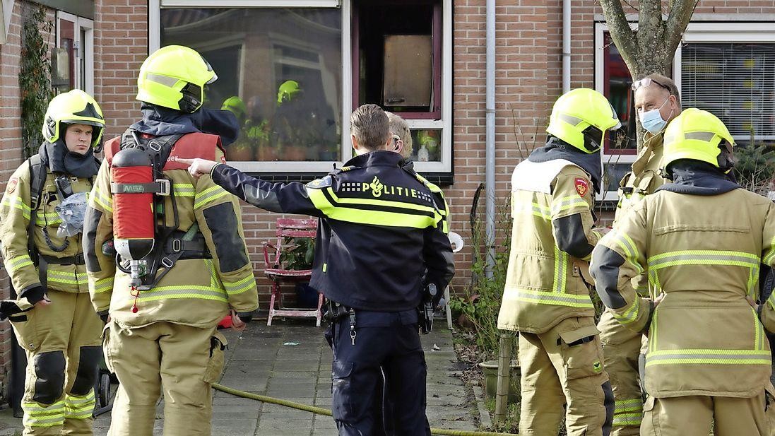 Oplettende buren signaleren keukenbrand in Venhuizen, woning is onbewoonbaar verklaard maar bewoners ongedeerd..