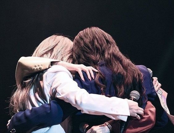 youniverse_22's tweet photo. The warmest person,
#BrightestSolarDay
the one who is always there to support
#햇살같은_용선아_생일축하헤헿
Our best leader, Solar
#마마무 #솔라 
Happy Birthday! 🎂💕
#MAMAMOO #SOLAR 
@RBW_MAMAMOO https://t.co/UbWtBFeF0d