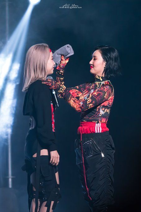 youniverse_22's tweet photo. The warmest person,
#BrightestSolarDay
the one who is always there to support
#햇살같은_용선아_생일축하헤헿
Our best leader, Solar
#마마무 #솔라 
Happy Birthday! 🎂💕
#MAMAMOO #SOLAR 
@RBW_MAMAMOO https://t.co/UbWtBFeF0d