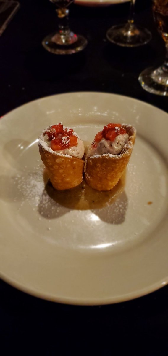 Russdabus584's tweet photo. @wichitabyeb Cannoli from Lucianos Valentines Day Dinner. https://t.co/u4x2hLYSOW