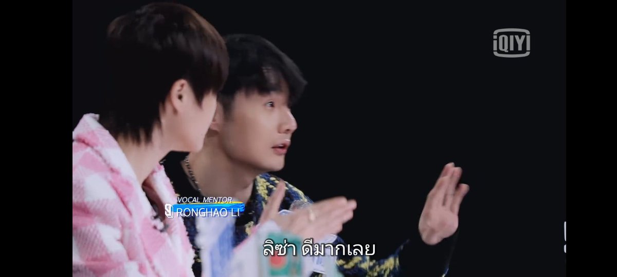 มีคนแสดงไม่ได้มาตรฐานเลย เมนเทอร์ก็ไม่รู้จะคอมเม้นท์ยังไงไม่ให้เสียความรู้สึก แล้วลิซเห็นทุกคนเงียบก็โอเคหนูเอง เปิดจอลิซ่าขึ้นมาแล้วเมนเทอร์คือแบบ ลิซ่าดีมากเลย ชอบตรงที่เมนเทอร์ทุกคนพร้อมใจกันโยนให้ลิซ่าไปเลยอ่ะ แบบฝากด้วยนะงี้ เอ็นดูมาก
#TeacherLisa  #LisaLaoshi #YWY3Episode2