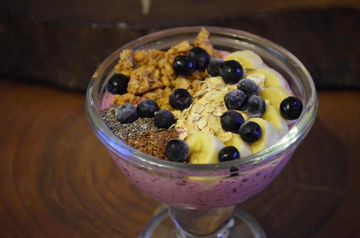 Yulaf lapası ve smoothie bowl. Sağlıklı, lezzetli ve düşük kalorili harika iki öğün. 🫐😋

#aronya #aronyameyvesi #aronia #aroniaberry #antioksidan
