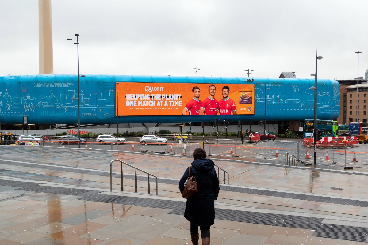 QuornFoods's tweet photo. The lads looking good in Liverpool City Centre 🔥 supporting #MeatFreeMatchdays
Good luck tonight, Reds! ⚽https://t.co/SyUjRFZJrI
#MerseysideDerby #LFC #Quorn https://t.co/jVAsDSBweE