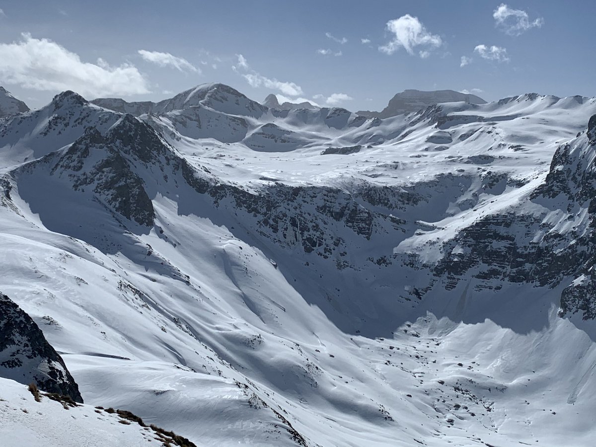 La bonne nouvelle, il reste de la neige dans le cirque d’Aneou pour faire de la luge, des raquettes, du ski de rando. La moins bonne c’est qu’il y a beaucoup de vent ce week-end sur les crêtes frontalières. Les vacances se poursuivent en #ossau #pyrenees Belle semaine ❄️❄️🎿📸