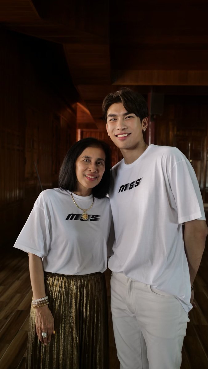 SSeoulsay's tweet photo. สุขสันต์วันเกิดนะ คุณศุภศิษฏ์ ❤ 🎂

(ขออนุญาตลงรูปคู่คุณแม่นะคะ) 
ขอบคุณคุณแม่ที่มีนายสุบสิดมาให้พวกเราได้รัก ❤

#MSSBirthdayBoy https://t.co/Zb9kxqkZ0g