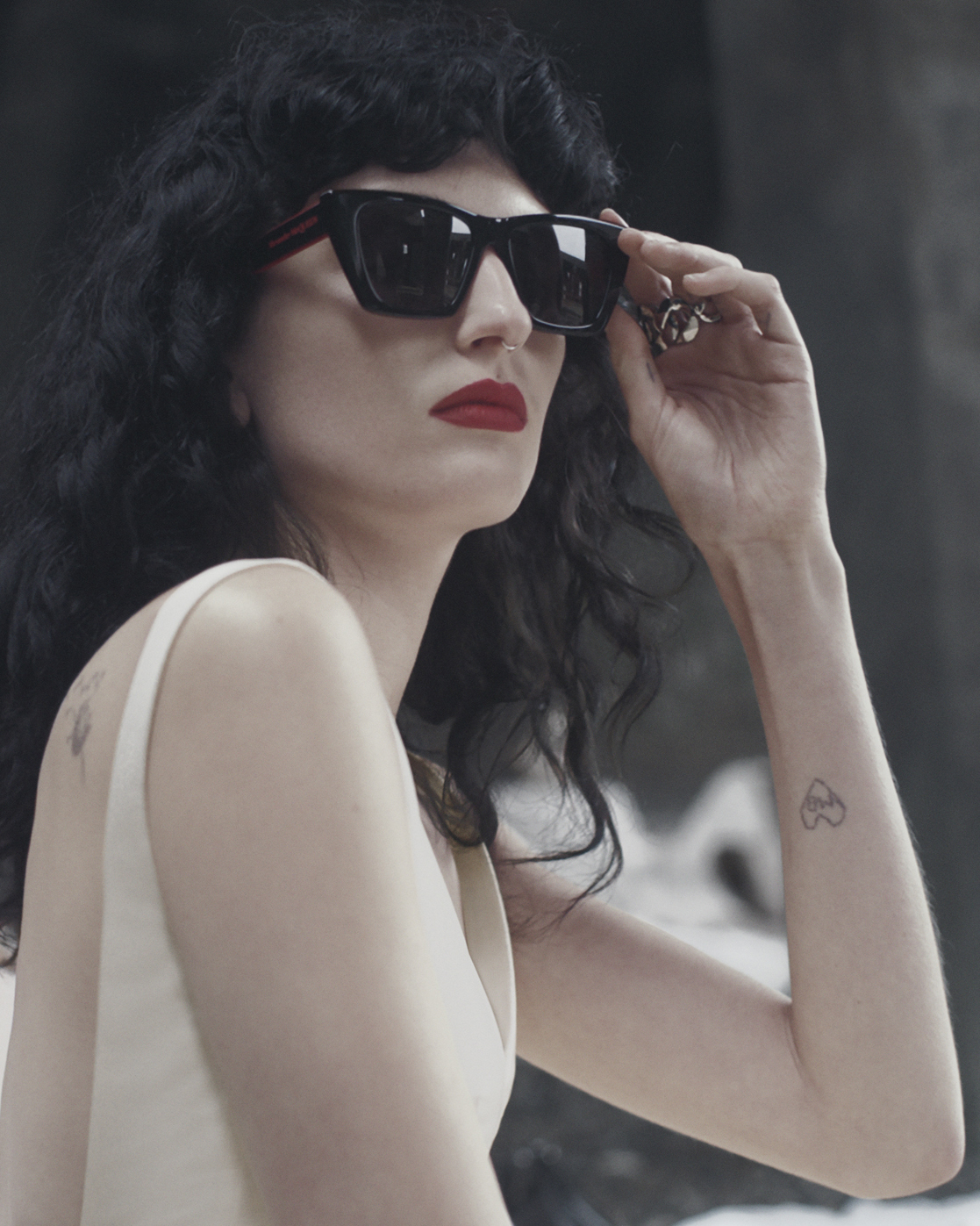 Alexander mcqueen 2025 cateye sunglasses