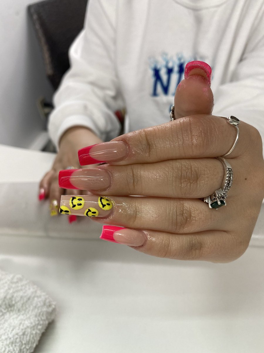 shellymnails's tweet photo. she did say she was going to the sunshine state ๐
โข
โข
#localnailtech #Massachusetts https://t.co/ScQQqnI9CM