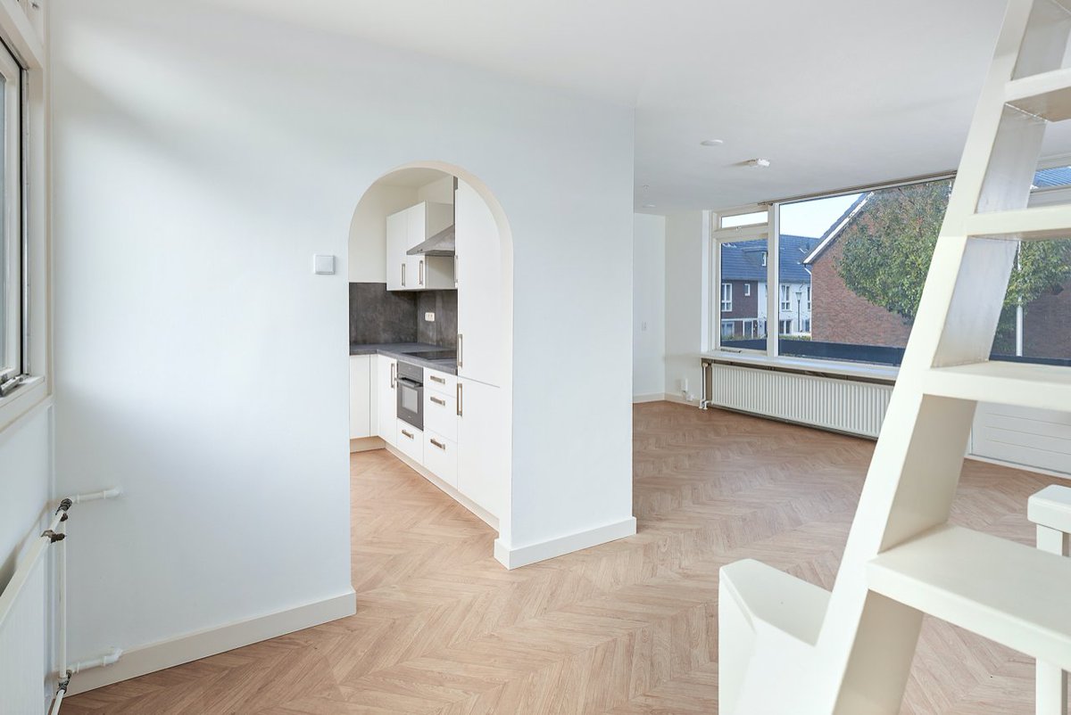 LeliVastgoed's tweet photo. Deze jaren 70 woning hebben wij gemoderniseerd alvorens die in de verkoop ging. Wij zijn erg blij met het eindresultaat en inmiddels is de woning verkocht. De sleuteloverdracht is over twee weken en we wensen de nieuwe eigenaren veel woonplezier. Verkoopbemiddeling @VdLaarse_Mak https://t.co/iKSStqaOH1