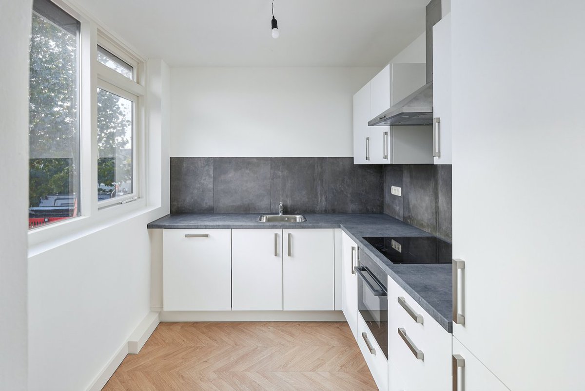 LeliVastgoed's tweet photo. Deze jaren 70 woning hebben wij gemoderniseerd alvorens die in de verkoop ging. Wij zijn erg blij met het eindresultaat en inmiddels is de woning verkocht. De sleuteloverdracht is over twee weken en we wensen de nieuwe eigenaren veel woonplezier. Verkoopbemiddeling @VdLaarse_Mak https://t.co/iKSStqaOH1