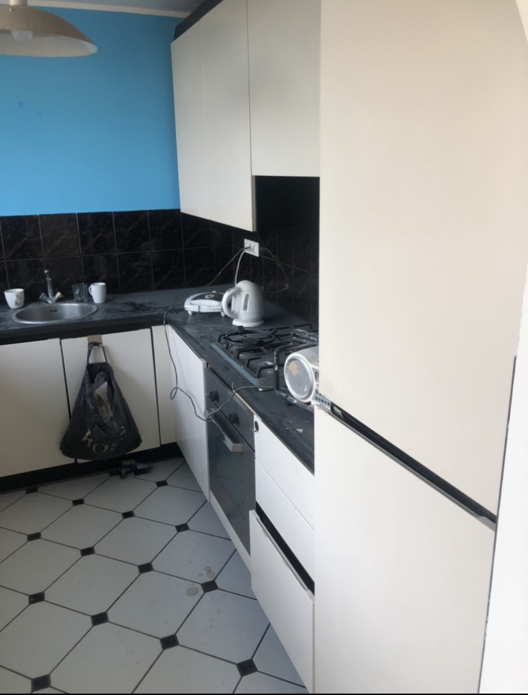 LeliVastgoed's tweet photo. Deze jaren 70 woning hebben wij gemoderniseerd alvorens die in de verkoop ging. Wij zijn erg blij met het eindresultaat en inmiddels is de woning verkocht. De sleuteloverdracht is over twee weken en we wensen de nieuwe eigenaren veel woonplezier. Verkoopbemiddeling @VdLaarse_Mak https://t.co/iKSStqaOH1