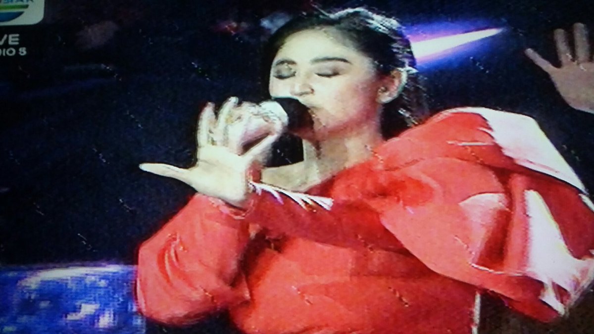 Srikandi114's tweet photo. " Indah pada waktu nya "
Lagu nya kereen...๐๐๐
Bikin kita jadi bappeerrr..๐๐๐น
#DewiPersik
#HariLida
#SemarakIndosiar
@Indosiar
Selamat bermalam minggu..
Smga happyyyyy..๐
Happy Weekend..๐๐น๐ท๐๐ป
#VillaPuncakTamanBunga https://t.co/6OSEBVMgJY
