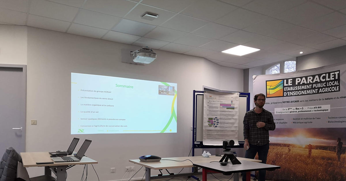 CfppaLeParaclet's tweet photo. Retour en images sur l'intervention organisée jeudi dernier par les apprentis #BTSACSE sur l’#agriculturedeconservationdessols & animée par Pierre-Antoine Brunel de @noriapcoop . Une occasion pour aborder aussi le projet #CASDAR & les essais réalisés en #semisdirect au Paraclet. https://t.co/mjMSPiugII