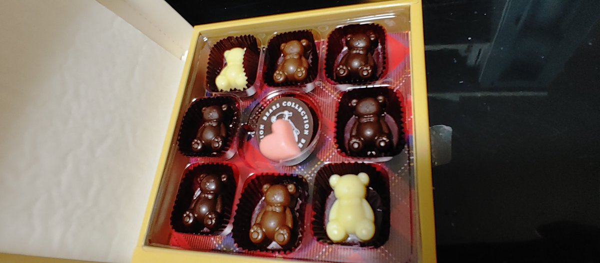 ct9aevo07's tweet photo. 今日は滅多に食べない #チョコレート を一箱開封‼️(そんなに好きではないので)
#可愛すぎ て食べづらい💦
でも、#貰った物 は捨てられません😣
#ありがとう の感謝を込めて‼️パクッ‼️
#バレンタイン
#Marys
#BEARSCOLLECTION https://t.co/pOiP2Hu3tA