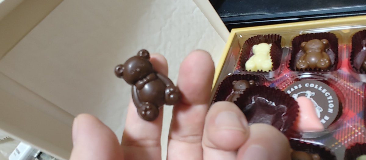 ct9aevo07's tweet photo. 今日は滅多に食べない #チョコレート を一箱開封‼️(そんなに好きではないので)
#可愛すぎ て食べづらい💦
でも、#貰った物 は捨てられません😣
#ありがとう の感謝を込めて‼️パクッ‼️
#バレンタイン
#Marys
#BEARSCOLLECTION https://t.co/pOiP2Hu3tA