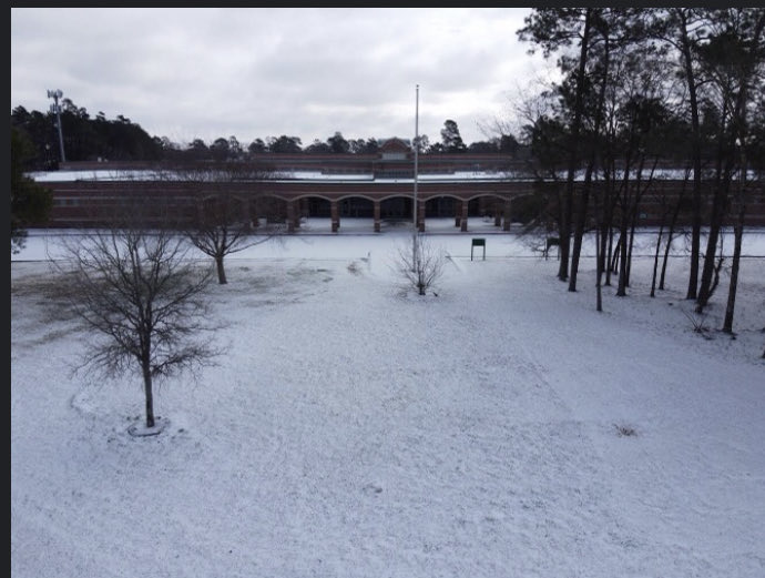 HumbleISD_TMS's tweet photo. That is a beautiful picture,  but glad it is warming up ❄️ Huge shout out to all the Humble ISD maintenance crews that kept our schools going. Thank you!! ⁦@HumbleISD⁩ ⁦@KennethBuck12⁩ https://t.co/Zs95PDR2PT